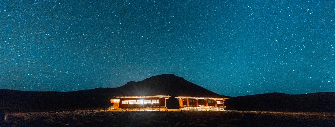 Ramaditas Lodge at night