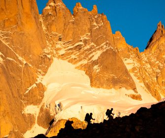 People hiking the Fitz Roy in El Chaltén.