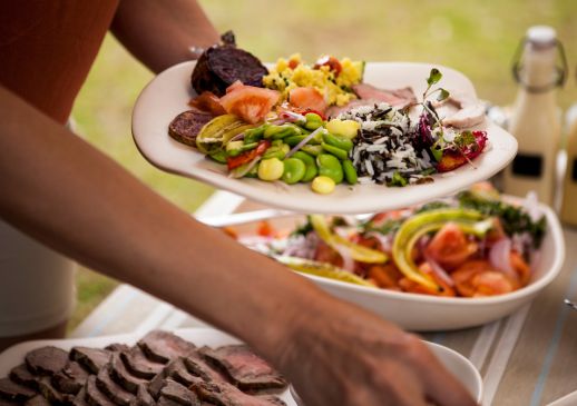 Frisches Gourmetgericht mit Gemüse und Fleisch, im Freien serviert in der Explora Rapa Nui Lodge.
