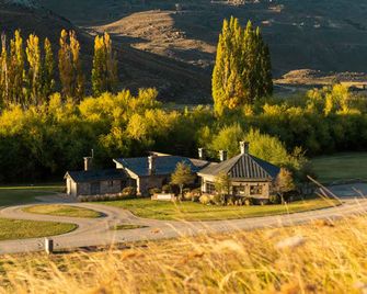 Patagonia Lodge between threes